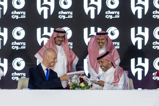 ممثلا الهلال وشركة شري يتبادلان العقود خلال مراسم التوقيع (نادي الهلال)