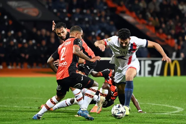 راموس لاعب سان جيرمان في محاولة هجومية أمام مرمى لوريان (أ.ف.ب)
