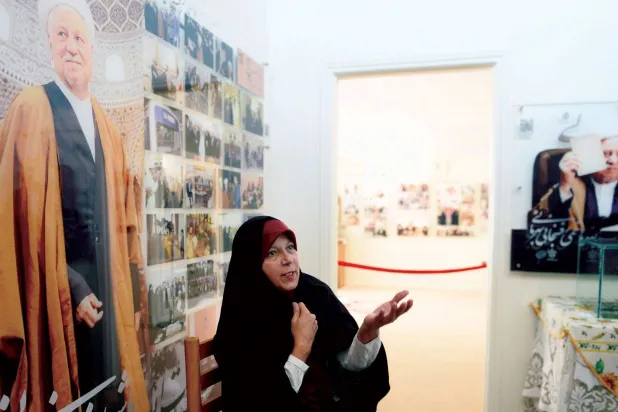  فائزة رفسنجاني تتحدث خلال مقابلة بطهران عام 2019 (غيتي)