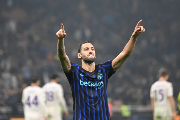 التركي هاكان سجل هدفين للإنتر (د.ب.أ)