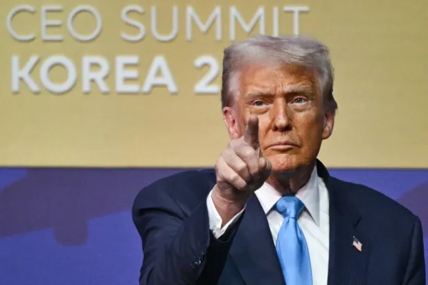 Trump, Jeonju Sanat Merkezi'nde düzenlenen Asya-Pasifik Ekonomik İşbirliği (APEC) CEO Zirvesi'nde konuşuyor (AFP)