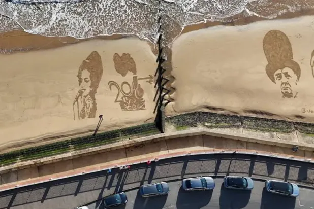 حوَّل الشاطئ إلى دفاتر مفتوحة (إنستغرام)