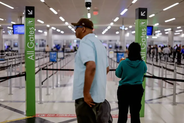 ركاب يقفون عند نقطة تفتيش رئيسية في مطار هارتسفيلد جاكسون أتلانتا الدولي بجورجيا الأميركية (إ.ب.أ)