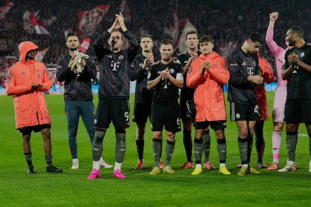 يسعى بايرن ميونيخ حامل اللقب إلى مواصلة سجله المثالي في الدوري الألماني (أ.ب)