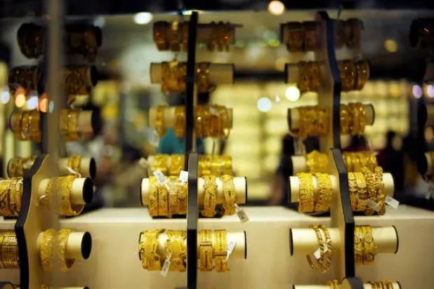 تُعرض أساور ذهبية في محل بسوق الذهب في دبي (رويترز)