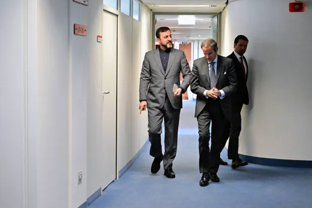 غروسي يستمع إلى كاظم غريب آبادي على هامش مباحثاتهما في فيينا 17 مارس الماضي (الوكالة الدولية للطاقة الذرية)