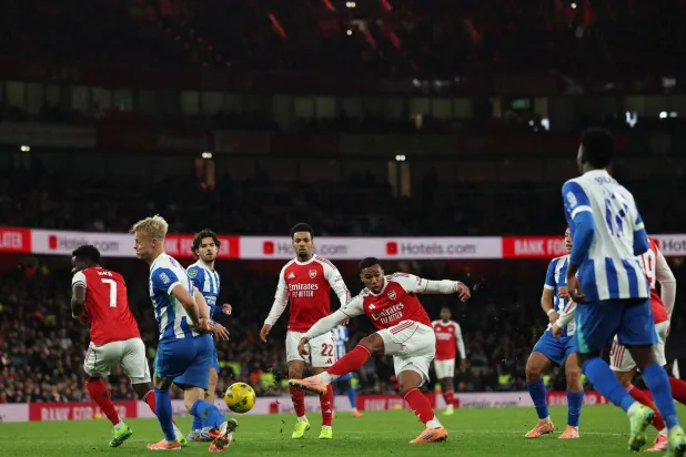 يتوجه آرسنال إلى بيرنلي يوم السبت متصدراً للدوري الإنجليزي الممتاز لكرة القدم (أ.ف.ب)