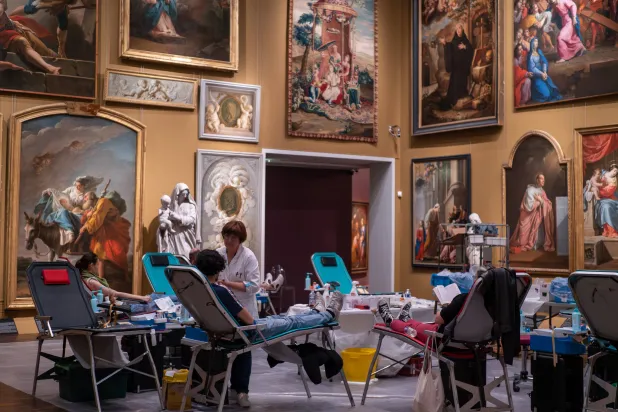 التبرع بالدم في متحف الفنون الجميلة بأورليان في فرنسا (جميل للفنون)