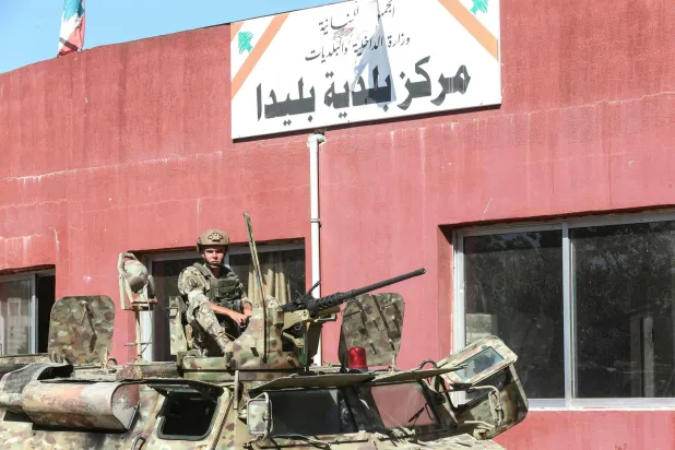 آلية للجيش اللبناني أمام مبنى بلدية بليدا حيث توغلت قوات إسرائيلية وقتلت موظفاً فيه فجر الخميس (أ.ف.ب)