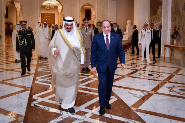 الرئيس المصري عبد الفتاح السيسي مستقبلاً رئيس الوزراء الكويتي الشيخ أحمد عبد الله الأحمد الصباح في القاهرة الخميس (الرئاسة المصرية)