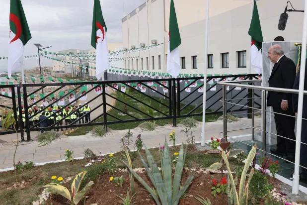 رئيس البلاد خلال إطلاق تشغيل محطة لتحلية مياه البحر غربي العاصمة (الرئاسة)