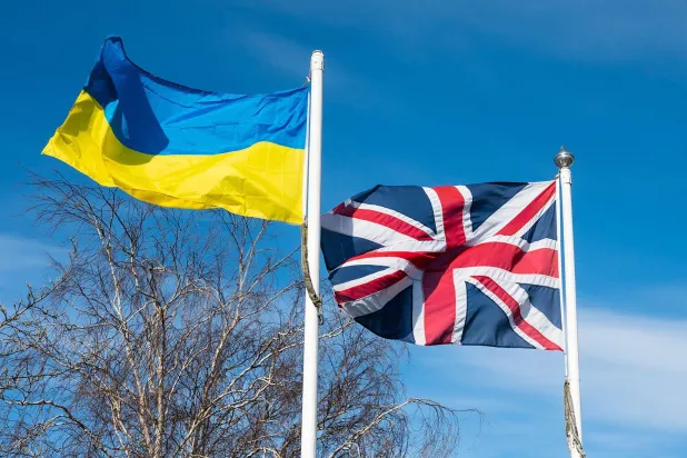 العلمان الأوكراني والبريطاني (أ.ف.ب)