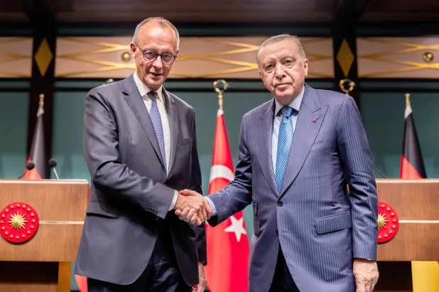 الرئيس التركي رجب طيب إردوغان (يمين) يصافح المستشار الألماني فريدريش ميرتس في أنقرة (د.ب.أ)