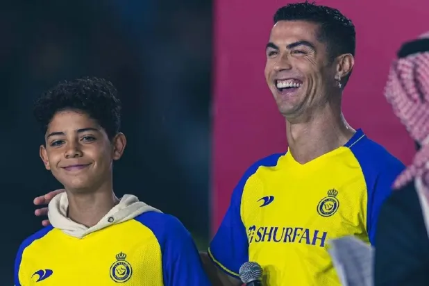 رونالدو وابنه جونيور في إحدى الفعاليات الكروية السعودية (الشرق الأوسط)