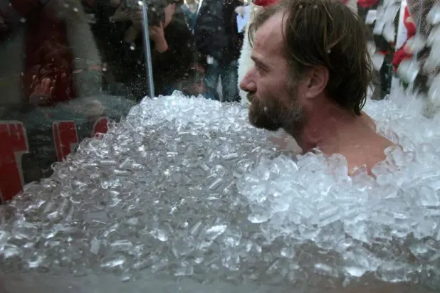 الغمر بالماء البارد أصبح طريقة شائعة في مجال الصحة والتعافي (رويترز)