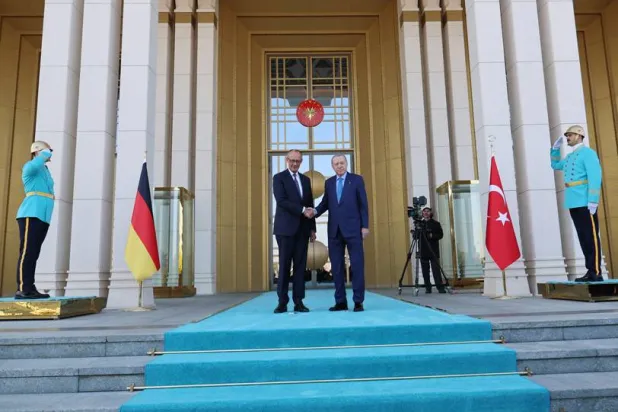 الرئيس التركي رجب طيب إردوغان خلال استقباله المستشار الألماني فريدريش ميرتس بالقصر الرئاسي في أنقرة في 30 أكتوبر (الرئاسة التركية)