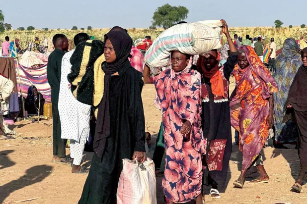 نازحون فارّون من الفاشر بعد سقوطها في أيدي «قوات الدعم السريع» إلى بلدة طويلة القريبة (أ.ف.ب)