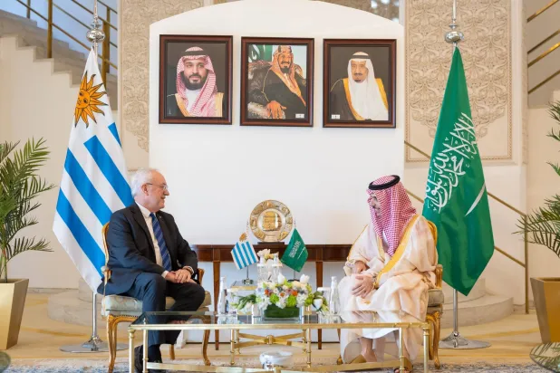 الأمير فيصل بن فرحان لدى لقائه الوزير ماريو لوباتكين بمقر الوزارة في الرياض الخميس (الخارجية السعودية) 