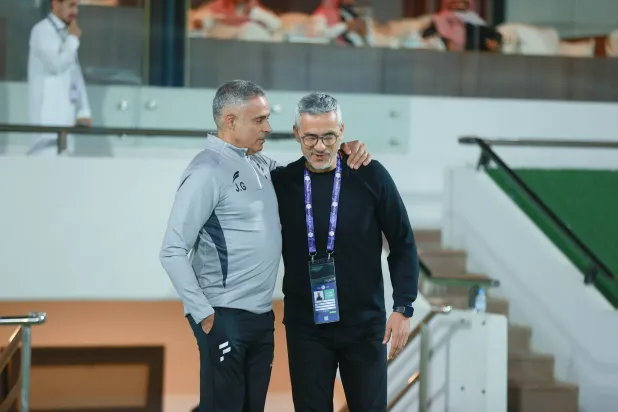 غوميز مدرب الفتح وحديثه يجمعه مع مواطنه إيفانغيليستا مدرب ضمك (تصوير: عدنان مهدلي)