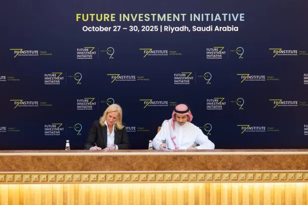 توقيع المذكرة بين «صندوق الاستثمارات العامة» و«جونز لانغ لاسال» خلال مؤتمر «مبادرة مستقبل الاستثمار» في الرياض (الصندوق)