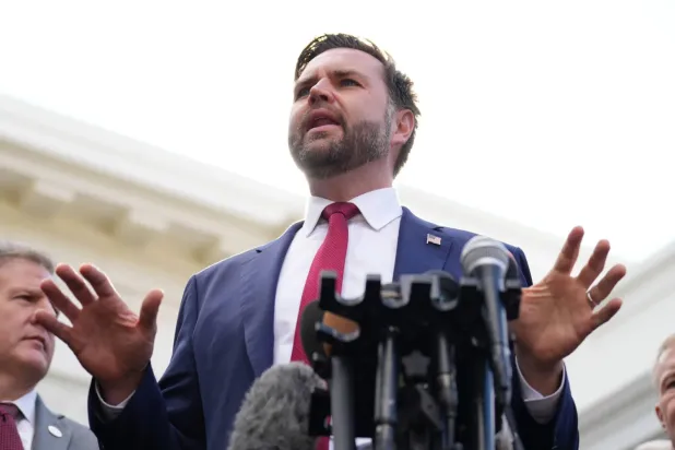 ABD Başkan Yardımcısı JD Vance, 30 Ekim 2025'te Washington, D.C.'deki Beyaz Saray'ın Batı Kanadı'nın dışında basın mensuplarına konuşuyor (AP)