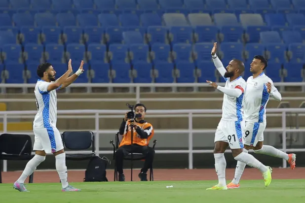 لاعبو نيوم يحتفلون بأحد أهدافهم في المباراة (تصوير: عبدالعزيز النومان)