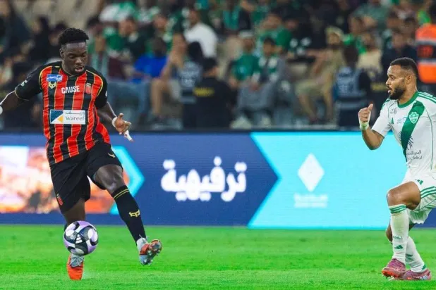 حاجي يتقدم بالكرة وسط مراقبة مجرشي (نادي الرياض)