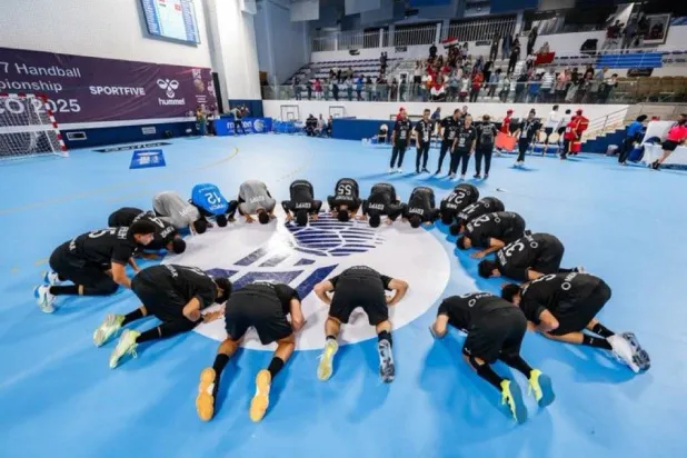 لاعبو منتخب مصر للناشئين لكرة اليد بعد الانتصار الكبير (الشرق الأوسط)