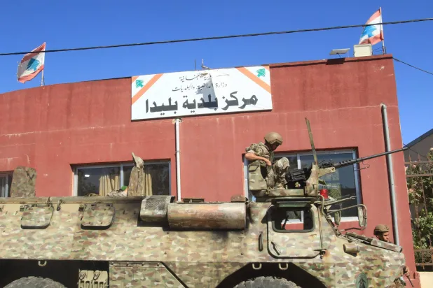 آلية للجيش اللبناني أمام مركز بلدية بليدا بجنوب لبنان بعد ساعات على توغل إسرائيلي وقتل موظف فيها (أ.ف.ب)