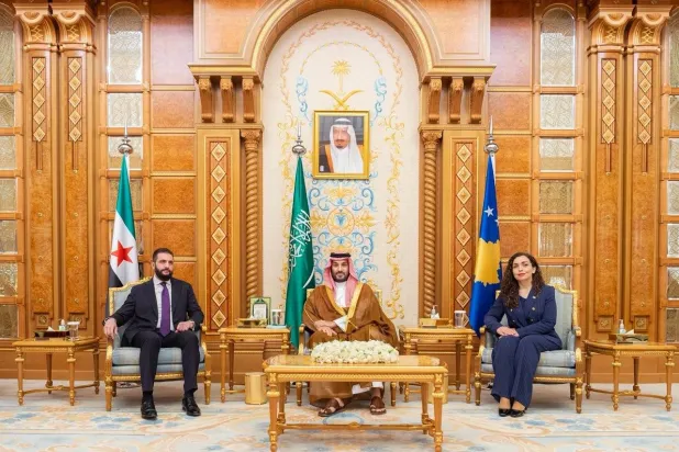 Syrian interim President Ahmed al-Sharaa (L), Prince Mohammed bin Salman bin Abdulaziz Al Saud, Saudi Crown Prince and Prime Minister, (C) and Kosovo’s President Vjosa Osmani meet in Riyadh on Wednesday. (SPA)