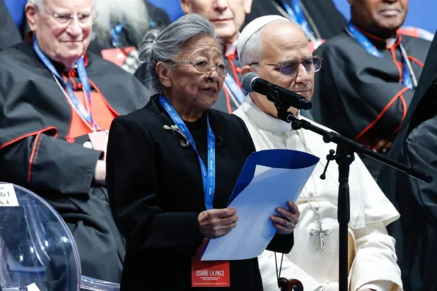 ناشطة السلام كوكو كوندو الناجية من القنبلة الذرية على هيروشيما تلقي خطاباً بجوار بابا الفاتيكان (إ.ب.أ)