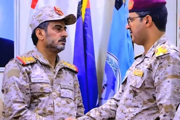 Chief of Staff of the Yemeni armed forces Sagheer bin Aziz receives defected Houthi commander Salah al-Salahi. (Yemeni armed forces)