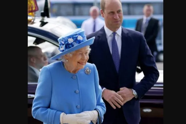 الأمير البريطاني ويليام يظهر خلف جدته الملكة إليزابيث (رويترز)