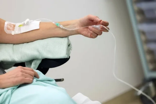 قلّة النوم المزمنة تعيق إصلاح الحمض النووي وتُقلل من تأثير الميلاتونين الوقائي ضد السرطان (رويترز)