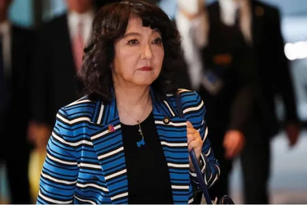 ساتسوكي كاتاياما لدى وصولها إلى المقر الرسمي لرئيسة الوزراء في طوكيو (رويترز)