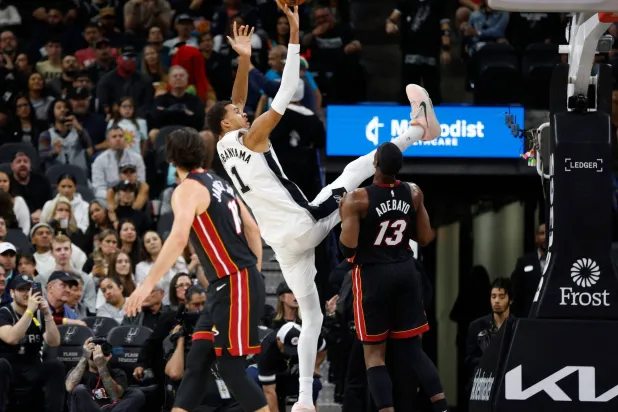 فيكتور ويمبانياما قاد سبيرز لانتصار جديد (أ.ف.ب)