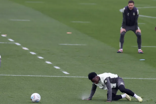 شابي ألونسو ولاعبه البرازيلي فينيسيوس جونيور في تدريبات ريال مدريد (إ.ب.أ)