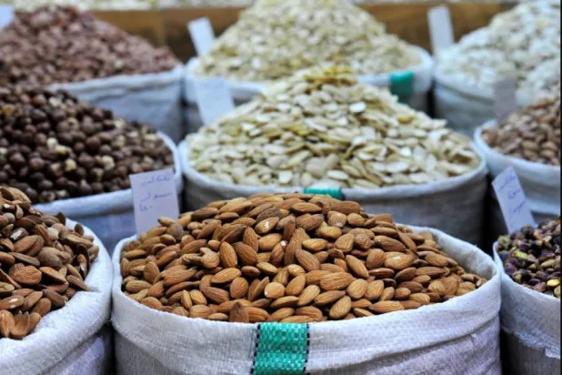 جميع المكسرات توفر عناصر غذائية مهمة مثل الألياف والدهون الصحية والبروتينات (رويترز)