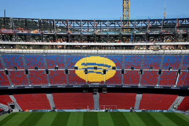 ملعب كامب نو يستعد لاستقبال برشلونة من جديد (رويترز)