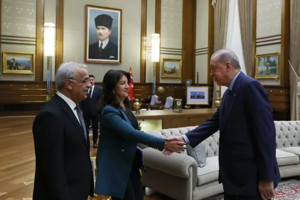 الرئيس التركي رجب طيب إردوغان مصافحاً النائبة في حزب «الديمقراطية والمساواة للشعوب» بروين بولدان خلال استقبالها وزميلها مدحت سانجار في 30 أكتوبر (الرئاسة التركية)