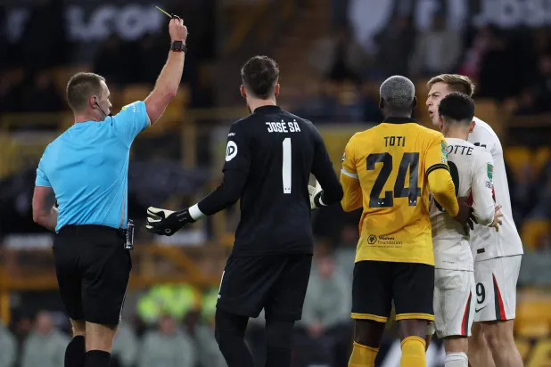 ليام ديلاپ مهاجم تشيلسي لحظة طرده في مواجهة برايتون (أ.ف.ب)