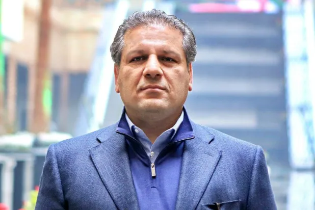 صورة نشرتها صحيفة «شرق» الإيرانية لرجل الأعمال علي أكبر أنصاري (أرشيفية)