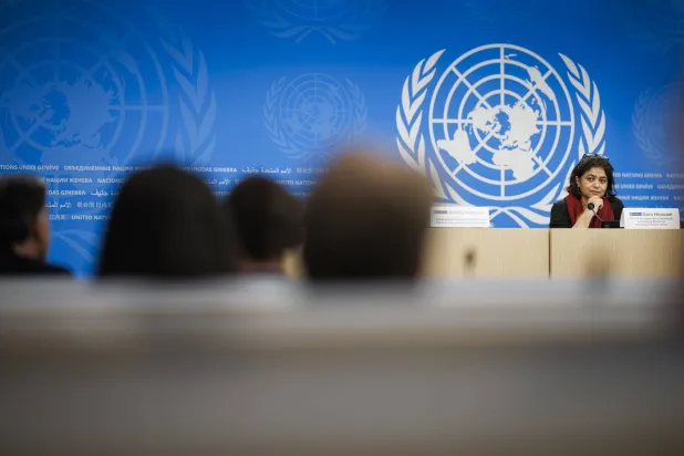 سارة حسين رئيسة بعثة تقصي الحقائق في إيران خلال مؤتمر صحافي بجنيف... مارس 2024 (إ.ب.أ)