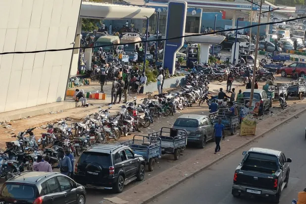 طوابير السيارات والدراجات أمام محطة للوقود في باماكو (إعلام محلي)