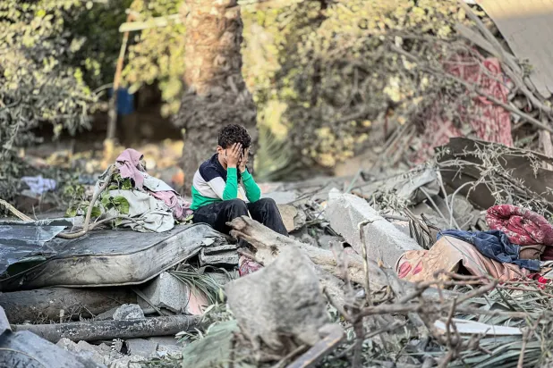 مشاهد الدمار نتيجة قصف إسرائيلي على مخيم النصيرات بوسط قطاع غزة (د.ب.أ)