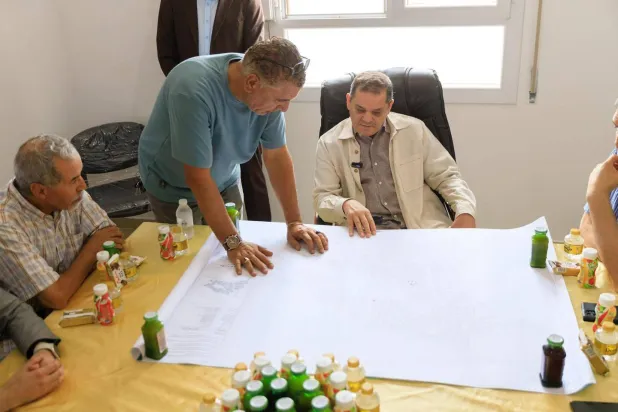 عبد الحميد الدبيبة خلال تفقده تنفيذ مشروع إسكاني في مصراتة سبتمبر الماضي (الوحدة)