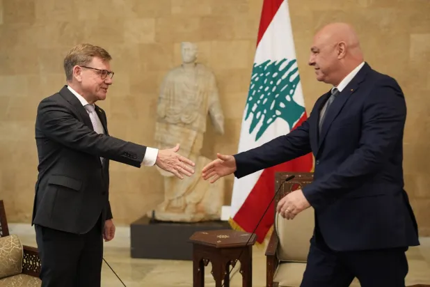 الرئيس اللبناني جوزيف عون يصافح وزير الخارجية الألمانية يوهان فاديفول (د.ب.أ)