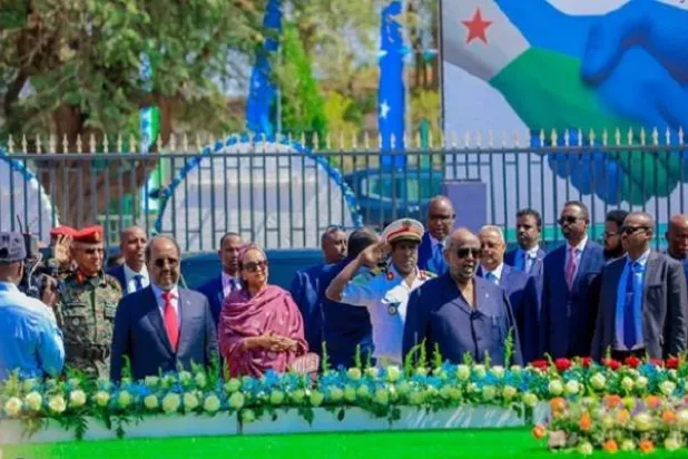 الرئيس الصومالي مع نظيره الجيبوتي في مدينة عرتا خلال الاحتفال بالذكرى الخامسة والعشرين لمؤتمر المصالحة الصومالية (وكالة الأنباء الصومالية)