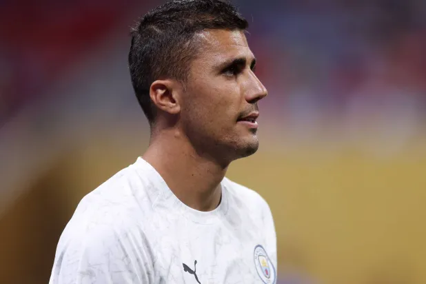 الإسباني رودري لاعب وسط مان سيتي (رويترز)