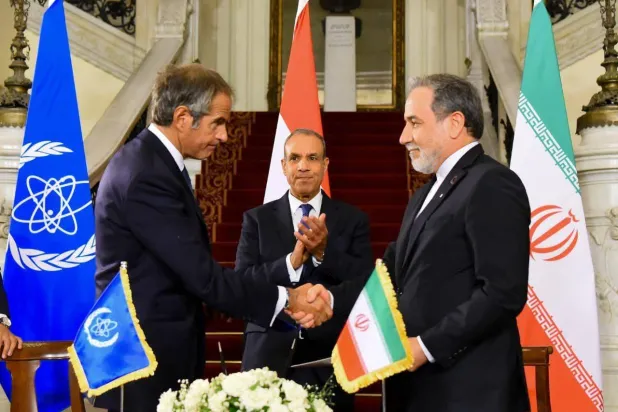 وزير الخارجية المصري ونظيره الإيراني ومدير الوكالة الدولية للطاقة الذرية عقب التوقيع على «اتفاق القاهرة» في سبتمبر الماضي (الخارجية المصرية)